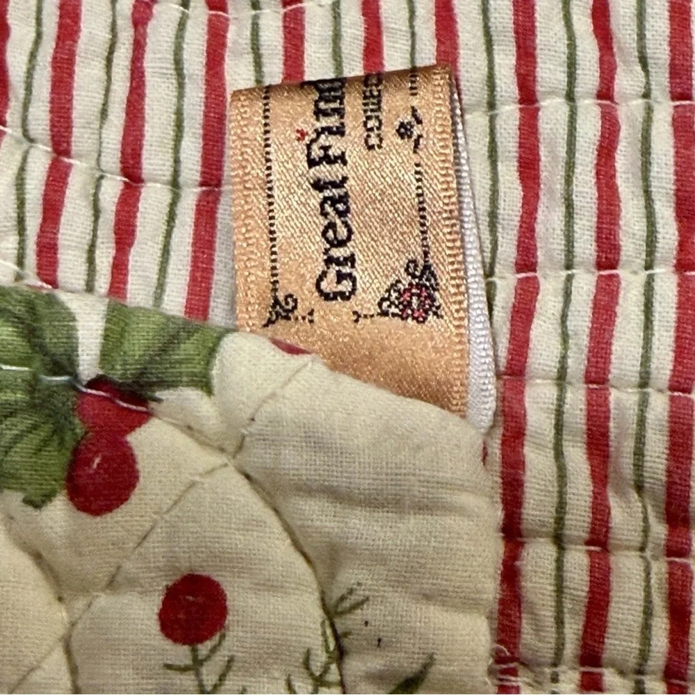Great Finds Collect Quilted Table Topper Christmas Holly, Red & Stripe Set Of 3‎